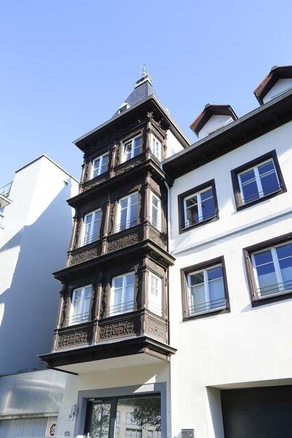 Modernes Denkmal mit Dachterrasse und Lift