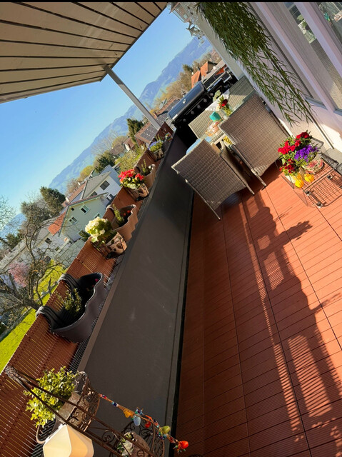 Renoviertes Dachgeschoss Wohnung mit Natursteinwände und Retrostilem Laminatboden, große Panoramaterasse mit atemberaubendem Bergaussicht. 