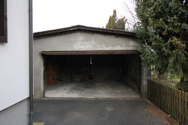 Kaufobjekt: Wohnhaus mit 2 Wohnungen, Keller, Dachboden u Doppelgarage, 