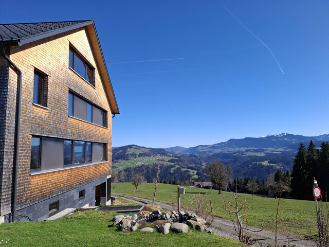 Freistehendes Holzhaus mit Aussicht über den Bregenzerwald