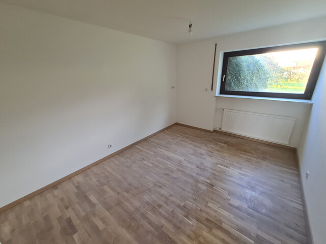 Zu vermieten:  Einfamilienhaus mit Garage, Garten, Terrasse und Keller.