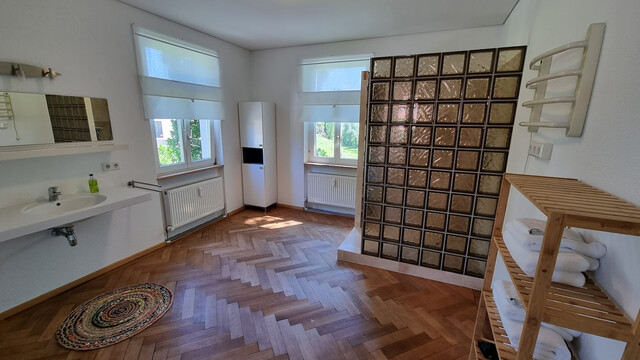 Sonnendurchflutete, großzügige 3,5  Zimmerwohnung im 2 OG, gesamte Etage,  