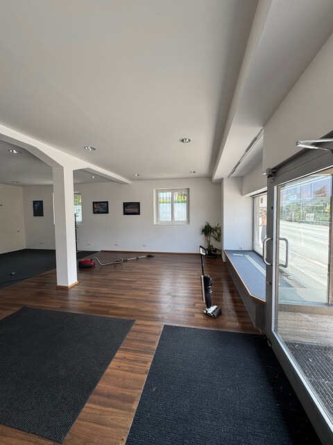 Gewerbliches Büro-/Geschäftslokal mit 2 Parkplätzen und Kellerraum zur Miete