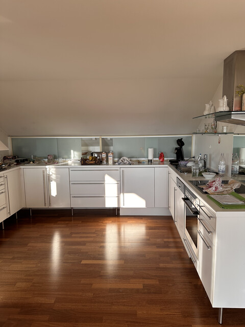 Altbau Dachgeschosswohnung mit Balkon, Garten, Stauraum &amp; Parkplatz!