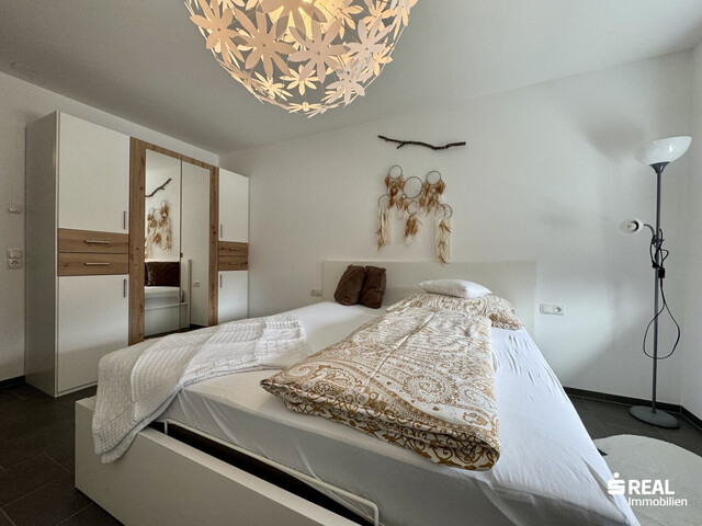Neuwertige 2-Zimmerwohnung mit Balkon & Tiefgarage