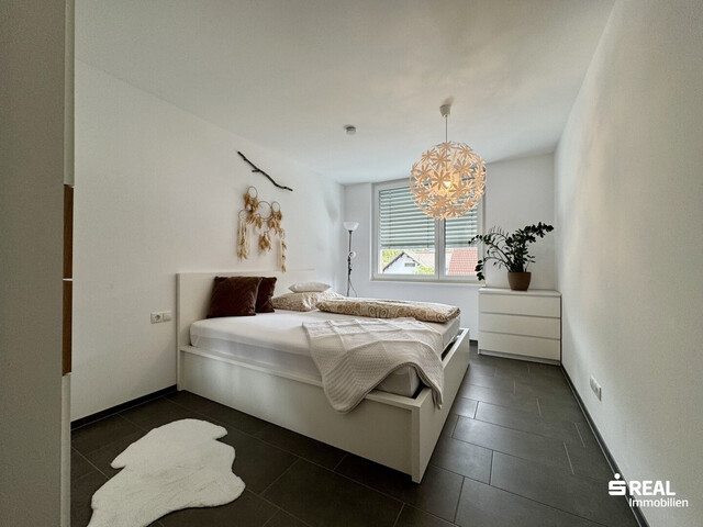 Neuwertige 2-Zimmerwohnung mit Balkon & Tiefgarage