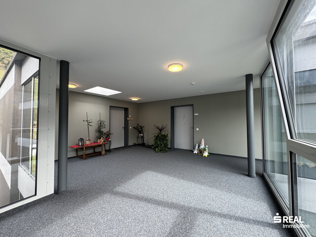 Neuwertige 2-Zimmerwohnung mit Balkon & Tiefgarage