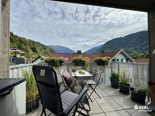 Neuwertige 2-Zimmerwohnung mit Balkon & Tiefgarage