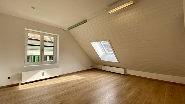 "ohne Provision" geräumige, helle 4,5 Zimmer Stadtwohnung