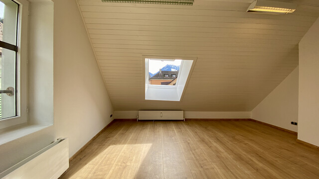 "ohne Provision" geräumige, helle 4,5 Zimmer Stadtwohnung