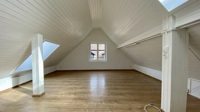 "ohne Provision" geräumige, helle 4,5 Zimmer Stadtwohnung