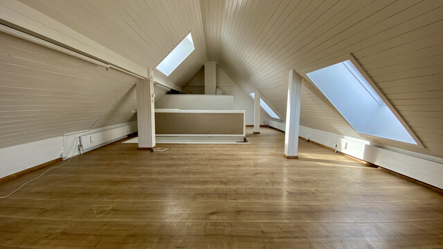 "ohne Provision" geräumige, helle 4,5 Zimmer Stadtwohnung