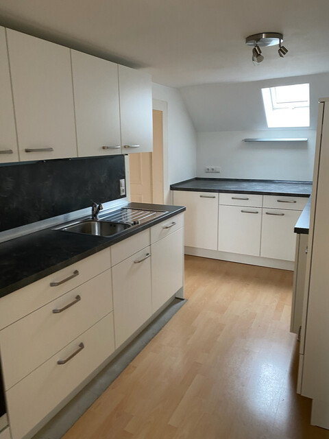 Charmantes Investorenobjekt mit 14 Parkplätzen, 10 m² Balkon, 200 m² Garten und großzügigem Dachboden