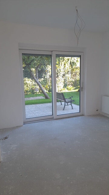 DREIZIMMERGARTENWOHNUNG mit Garage, 4 Stellplätzen, 16 m² Terrasse, 120 m² Garten und Abstellraum