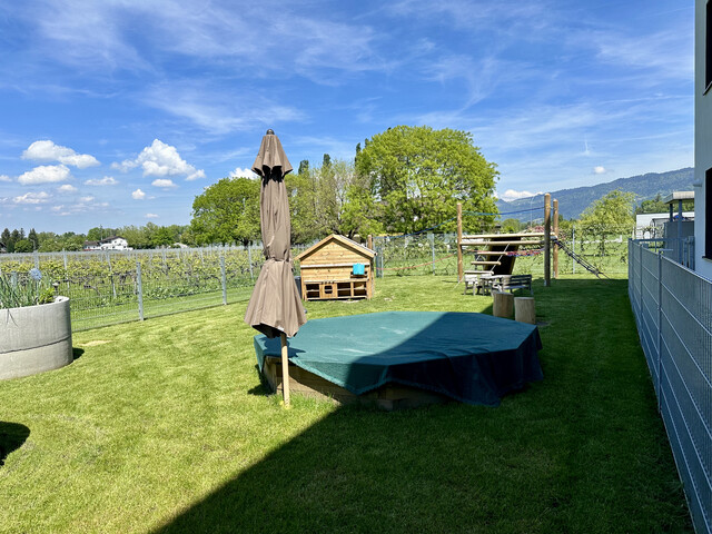 3 Zimmer Gartenwohnung Süd-West orientiert . SEEnahes FREIstehendes DREIgeschoßiges Wohngebäude  Angrenzend an Weingärten. In Sackgasse. T2