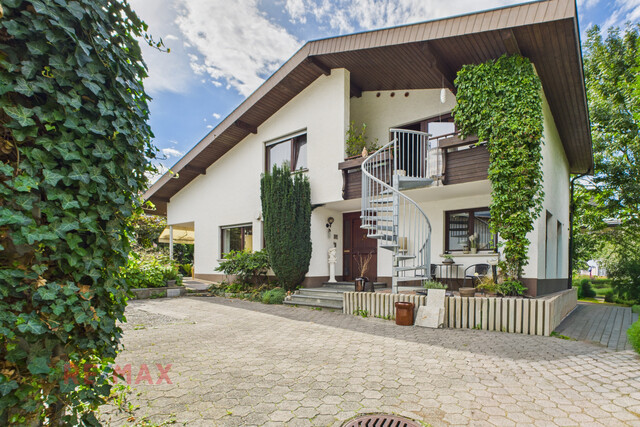 Haus mit Einliegerwohnung & zwei XL-Garagen zum Mieten