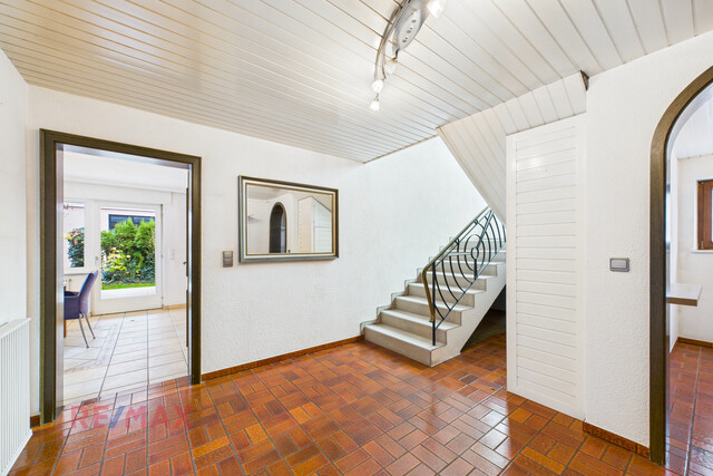 Haus mit Einliegerwohnung & zwei XL-Garagen zum Mieten