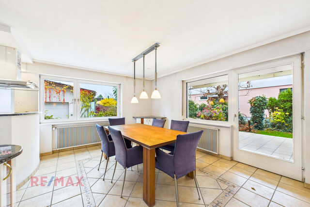 Haus mit Einliegerwohnung & zwei XL-Garagen zum Mieten