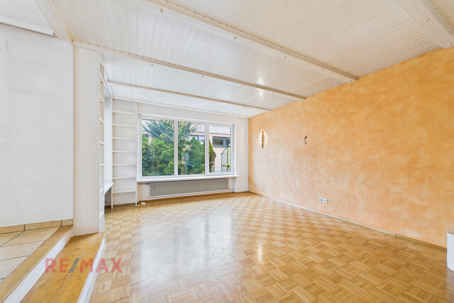 Haus mit Einliegerwohnung & zwei XL-Garagen zum Mieten