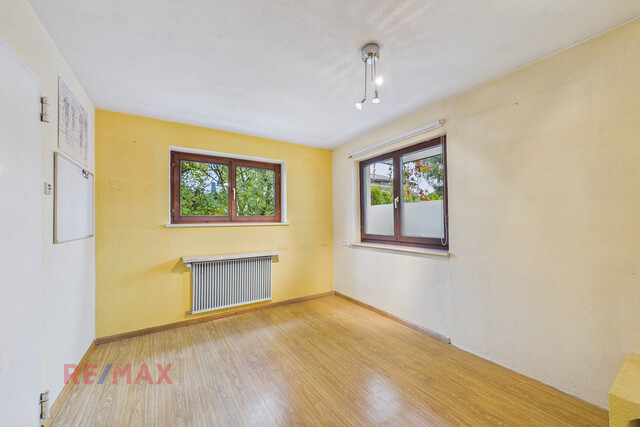 Haus mit Einliegerwohnung & zwei XL-Garagen zum Mieten