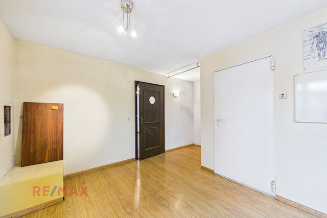 Haus mit Einliegerwohnung & zwei XL-Garagen zum Mieten