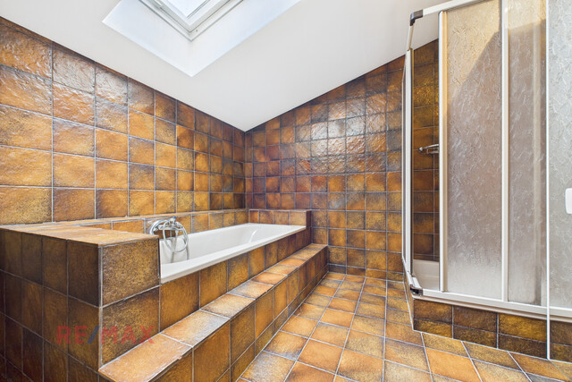 Haus mit Einliegerwohnung & zwei XL-Garagen zum Mieten