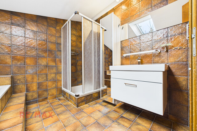 Haus mit Einliegerwohnung & zwei XL-Garagen zum Mieten