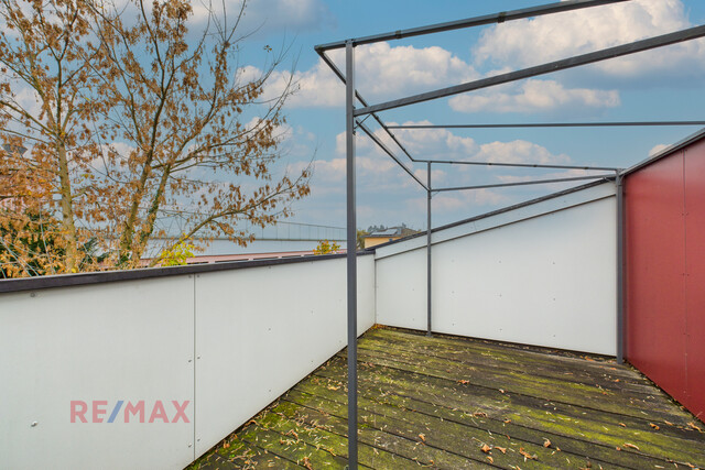 Haus mit Einliegerwohnung & zwei XL-Garagen zum Mieten