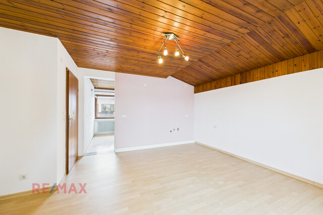 Haus mit Einliegerwohnung & zwei XL-Garagen zum Mieten