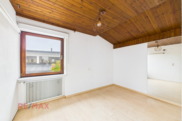 Haus mit Einliegerwohnung & zwei XL-Garagen zum Mieten