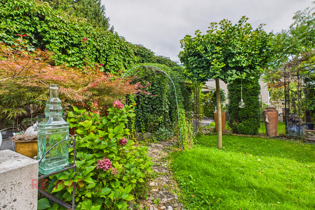 Haus mit Einliegerwohnung & zwei XL-Garagen zum Mieten