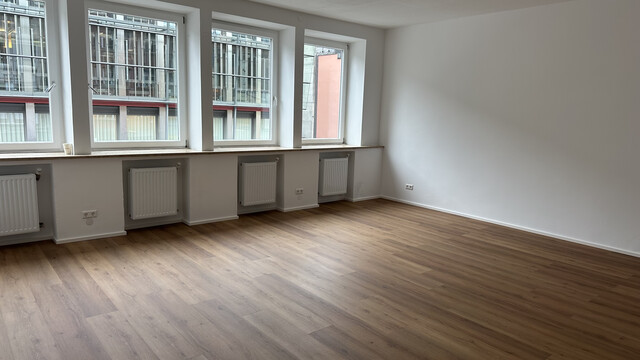 Neu sanierte, geräumige und barrierefreie 3,5 Zimmer Wohnung im 1. OG mitten in Bluden