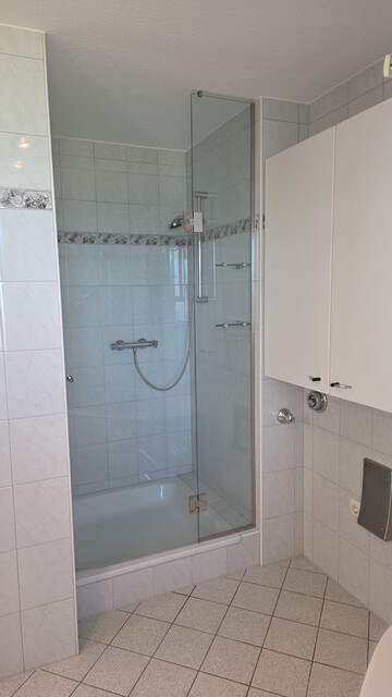 Geräumige Wohnung mit Tiefgarage, Terrasse, Loggia, Abstellraum, Keller und Fahrradabstellraum