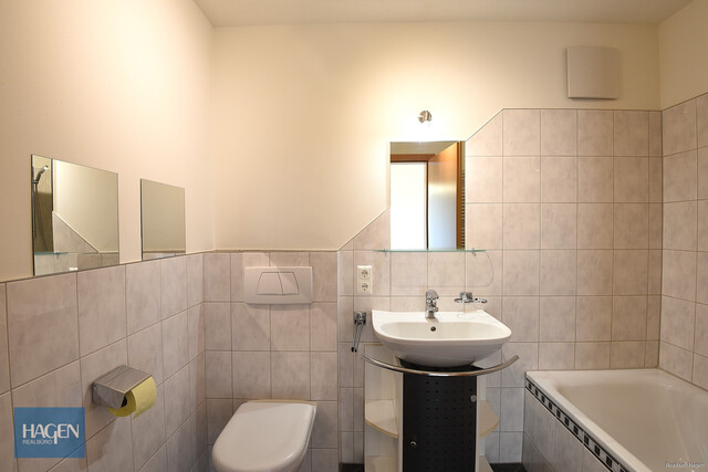 Helle 2-Zimmer-Dachgeschosswohnung mit sonnigem Balkon in ruhiger Wohnlage