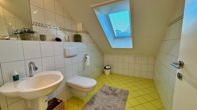 Große  helle 4 Zimmer Dachgeschosswohnung mit Aussicht, 2  Balkonen, Carport und viel Stauraum 