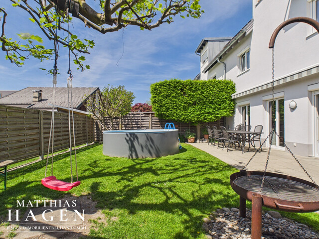 Große Doppelhaushälfte mit Garten und Carport