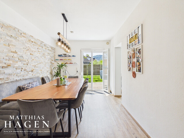 Große Doppelhaushälfte mit Garten und Carport