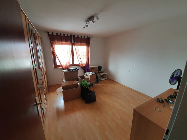 Ruhige 2-Zimmer-DG-Wohnung mit Traumblick, moderner Einbauküche & Tiefgarage