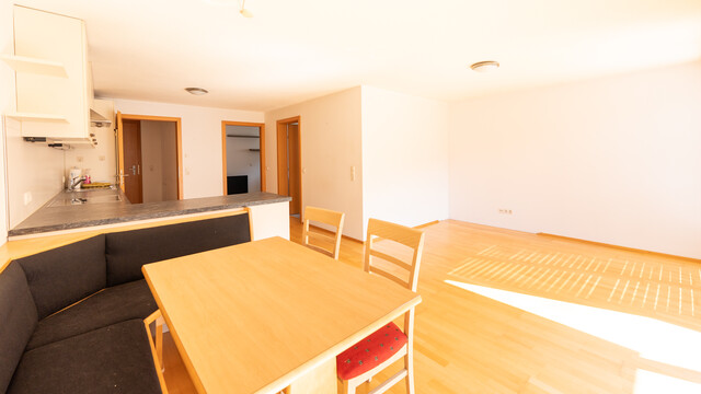 Helle, teilmöblierte 2-Zimmer Wohnung mit Balkon - zentral & ruhig gelegen | Ab sofort verfügbar