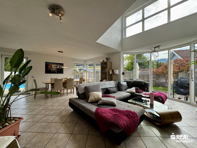 Familientraum: Schönes Einfamilienhaus mit Pool in ruhiger Lage