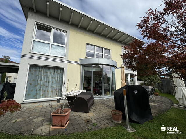 Familientraum: Schönes Einfamilienhaus mit Pool in ruhiger Lage