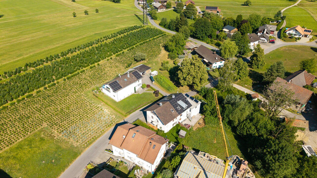 Sanierungsbedürftige Doppelhaushälfte in ruhiger Lage mit Garten und Bergblick