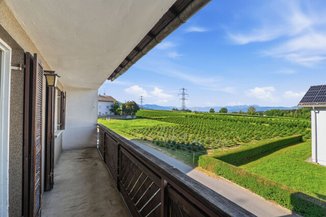 Sanierungsbedürftige Doppelhaushälfte in ruhiger Lage mit Garten und Bergblick