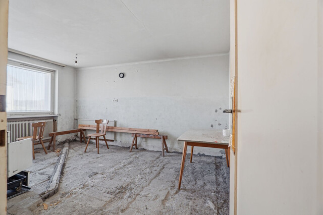 Sanierungsbedürftige Doppelhaushälfte in ruhiger Lage mit Garten und Bergblick