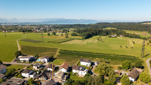 Sanierungsbedürftige Doppelhaushälfte in ruhiger Lage mit Garten und Bergblick