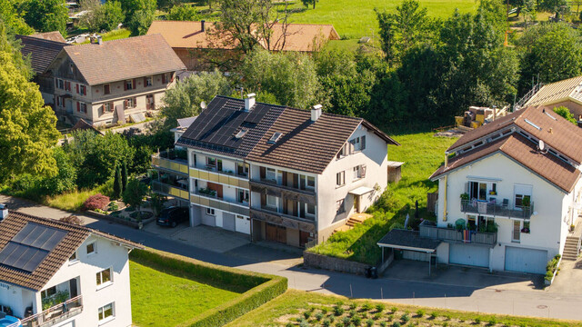 Sanierungsbedürftige Doppelhaushälfte in ruhiger Lage mit Garten und Bergblick