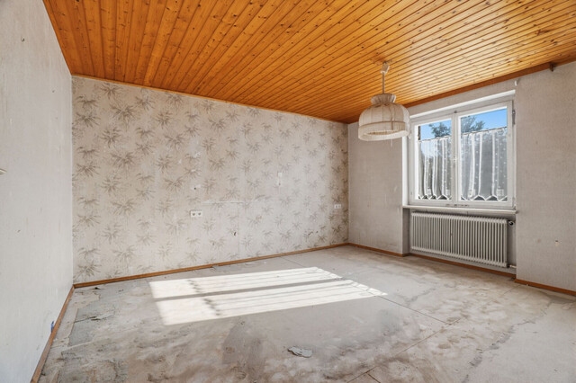 Sanierungsbedürftige Doppelhaushälfte in ruhiger Lage mit Garten und Bergblick