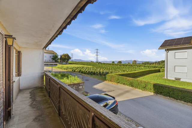 Sanierungsbedürftige Doppelhaushälfte in ruhiger Lage mit Garten und Bergblick