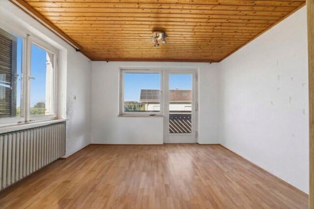 Sanierungsbedürftige Doppelhaushälfte in ruhiger Lage mit Garten und Bergblick