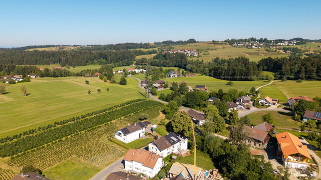 Sanierungsbedürftige Doppelhaushälfte in ruhiger Lage mit Garten und Bergblick